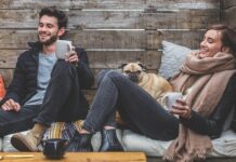 Co postawić obok kanapy?