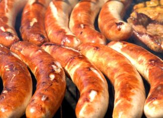 Ile piec kiełbasę na grillu gazowym?