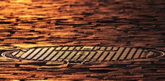 Jak otworzyć właz do szamba?