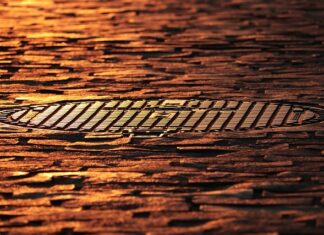 Jak otworzyć właz do szamba?